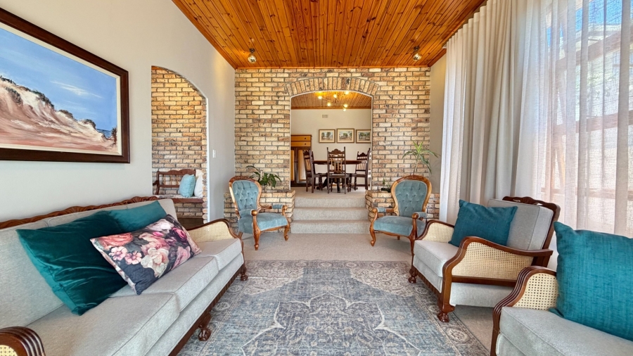 4 Bedroom Property for Sale in Mountainside Western Cape